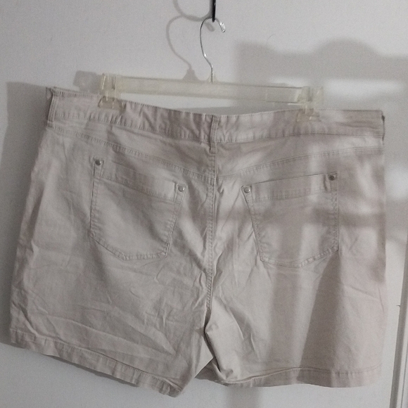 Bandolino Women's Light Beige Shorts - Picture 5 of 8